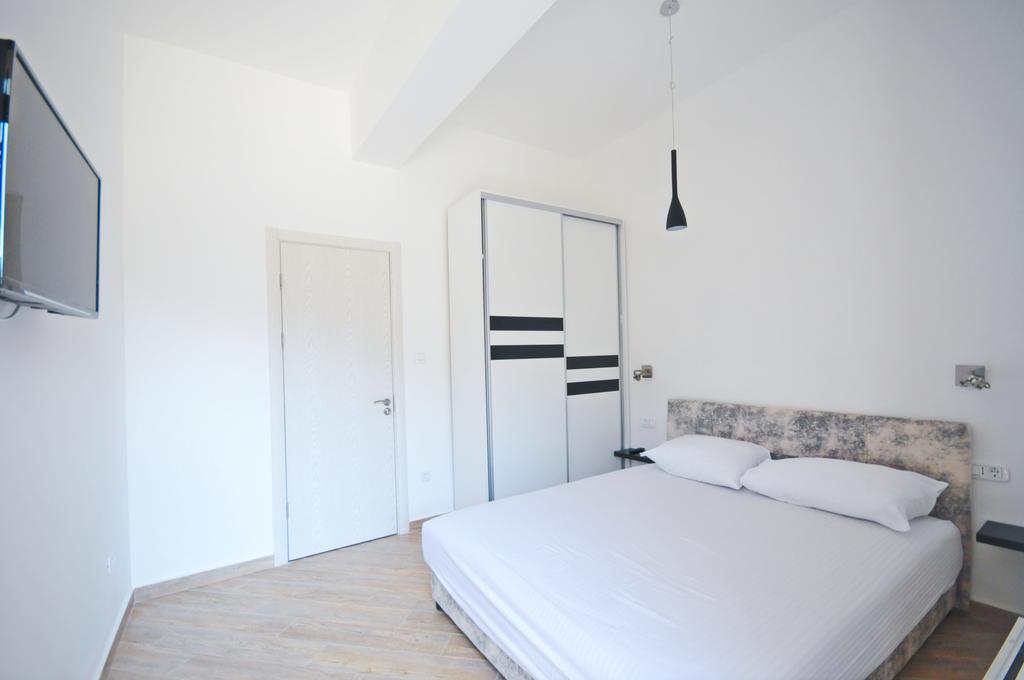 Sea Breeze Lux Apartments Будва Екстер'єр фото