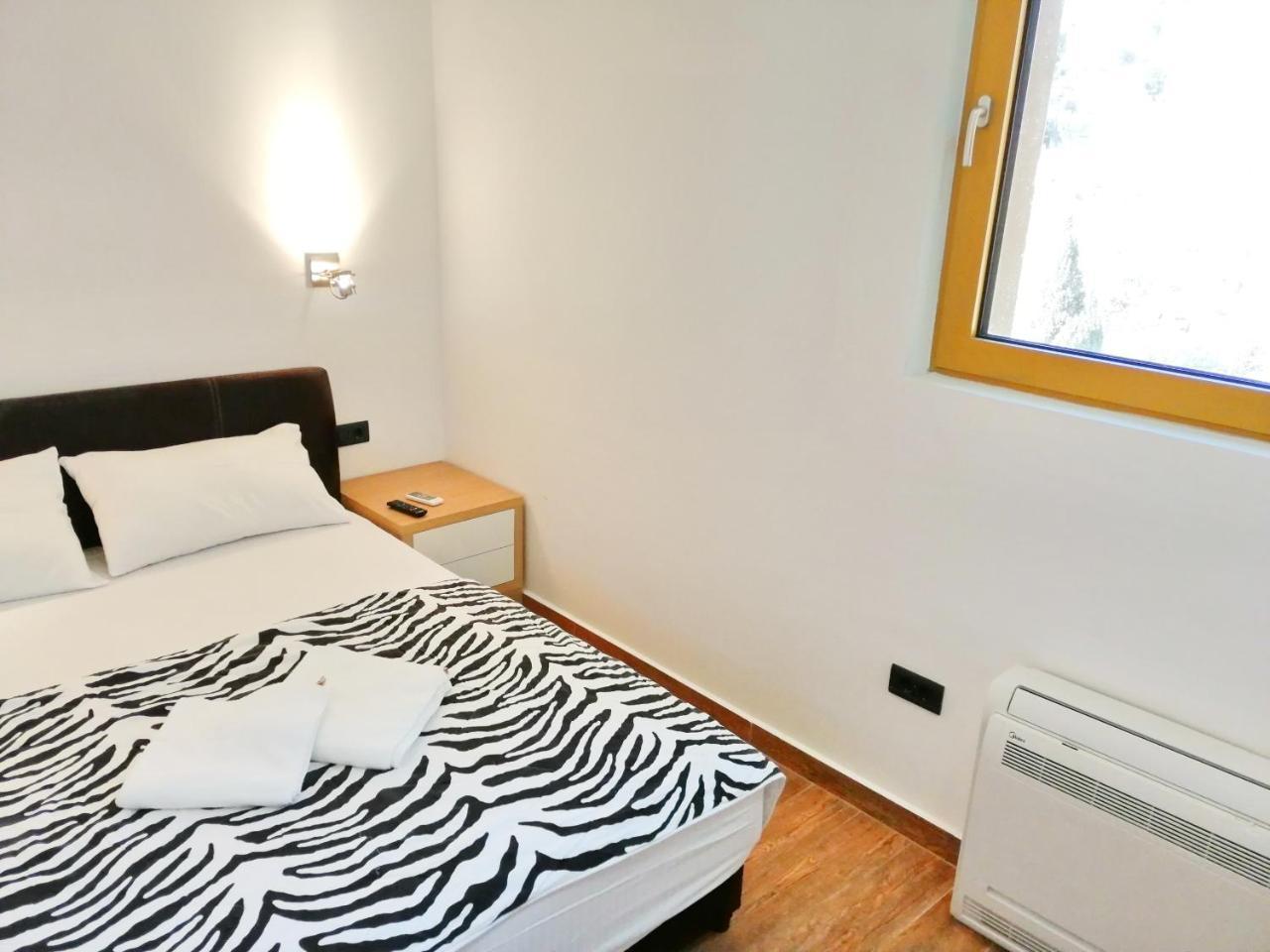 Sea Breeze Lux Apartments Будва Екстер'єр фото